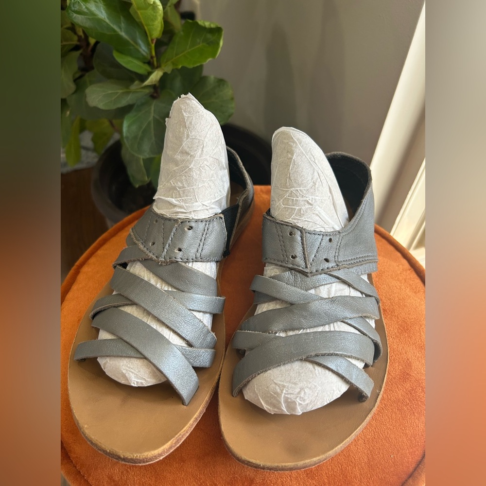 Sorel Gray Strappy Sandals with Metallic Finish USED ONCE 7.5